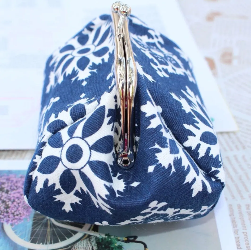 Clamshell Coin Purse Wallet - Snowflake