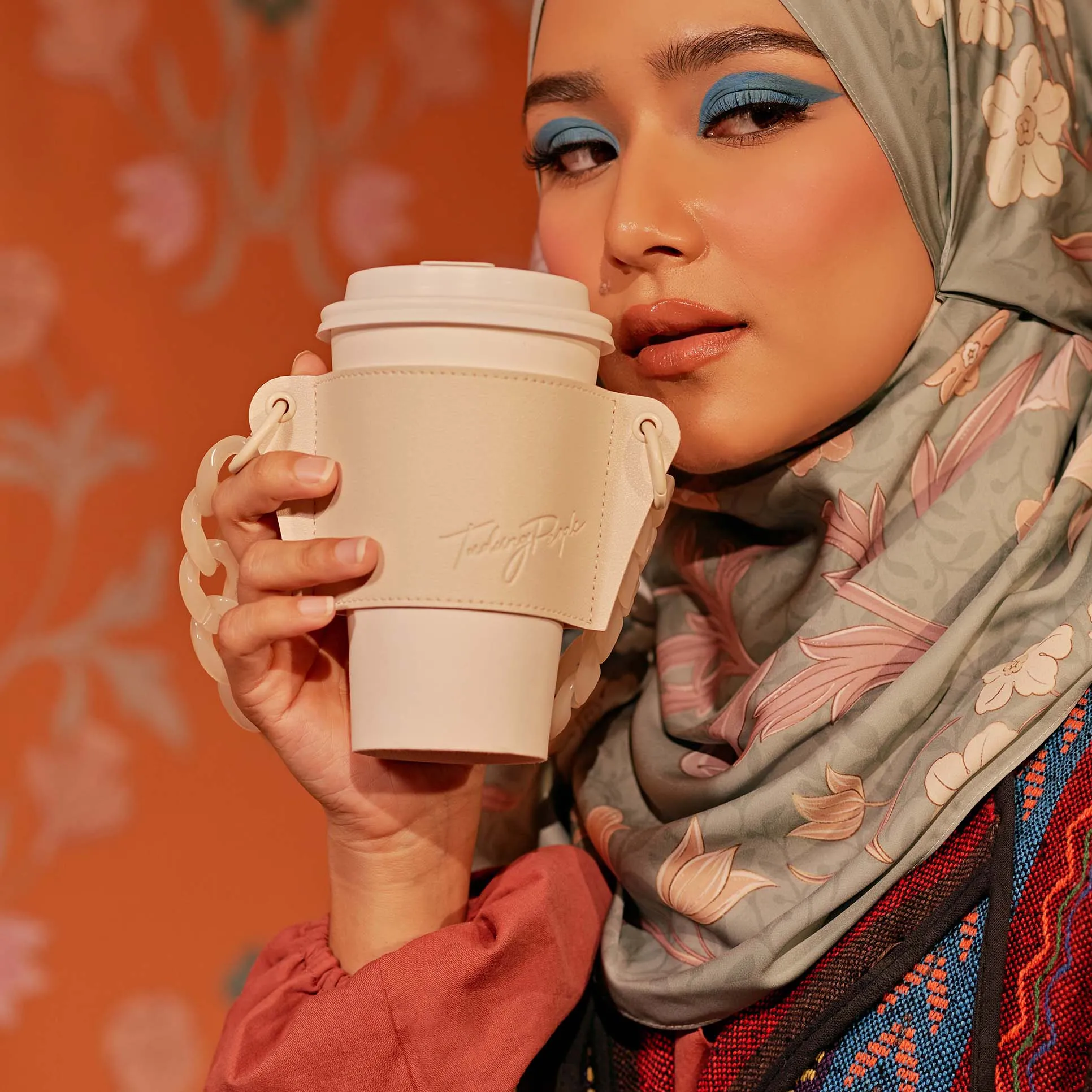 Cup Sleeve With Chain
