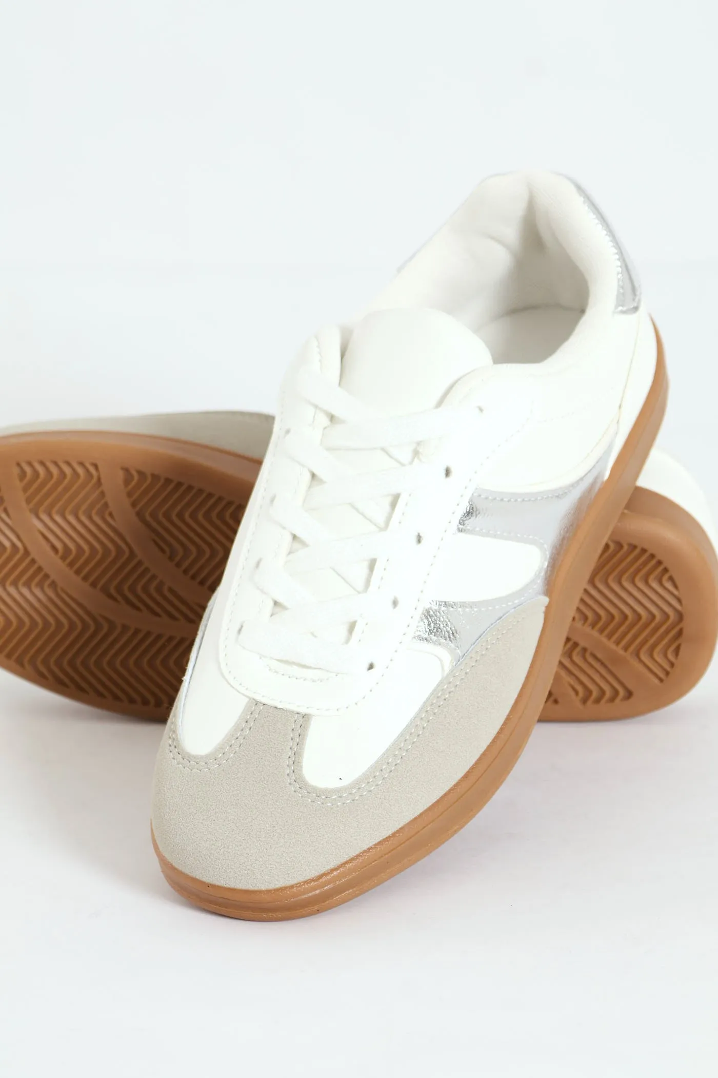 Girls Gum Sole Sneaker - White/Silver