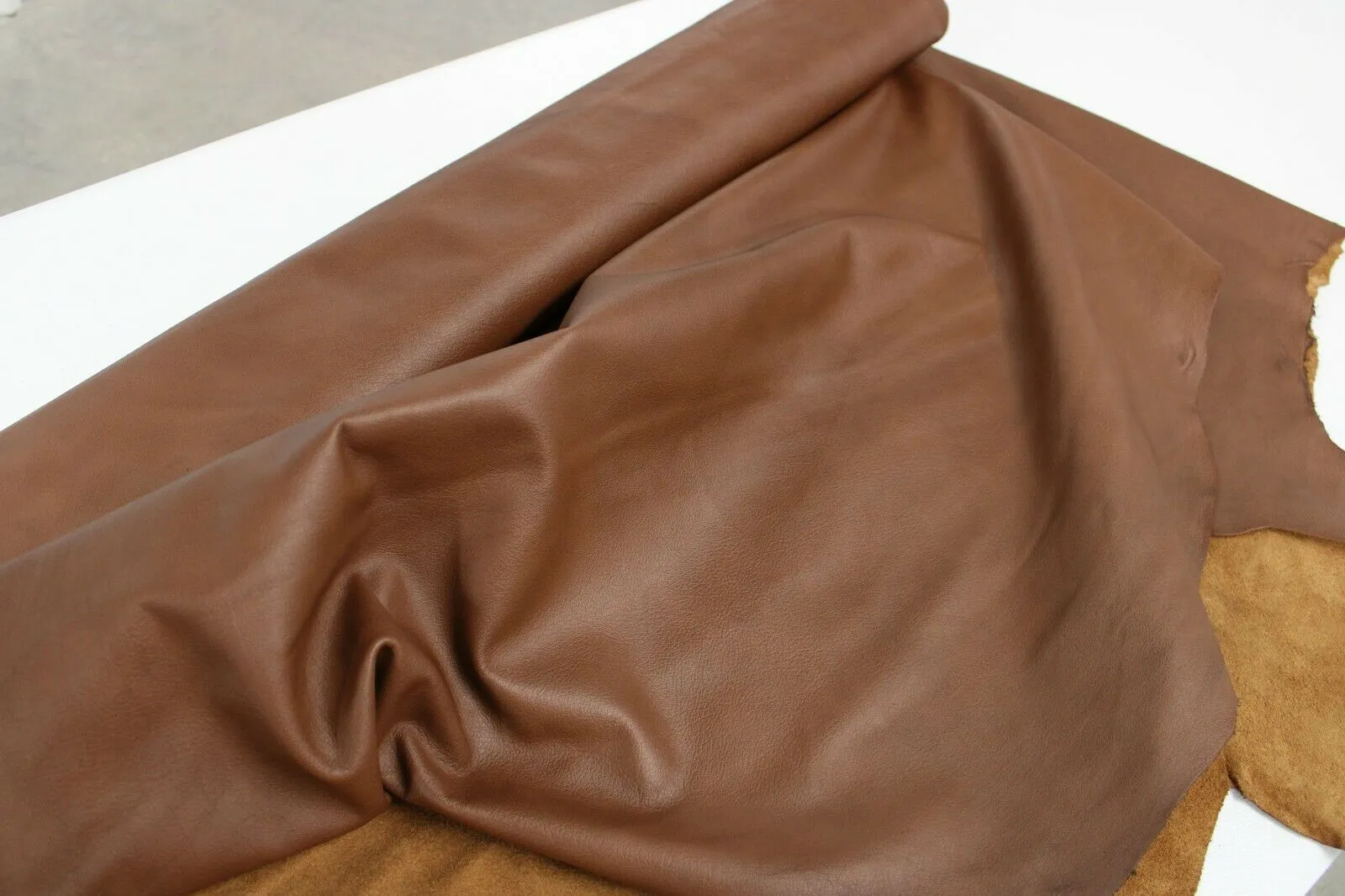 MAPLE BROWN COWHIDE LEATHER/ 2.5 oz-3 oz (1.0 to 1.2m)